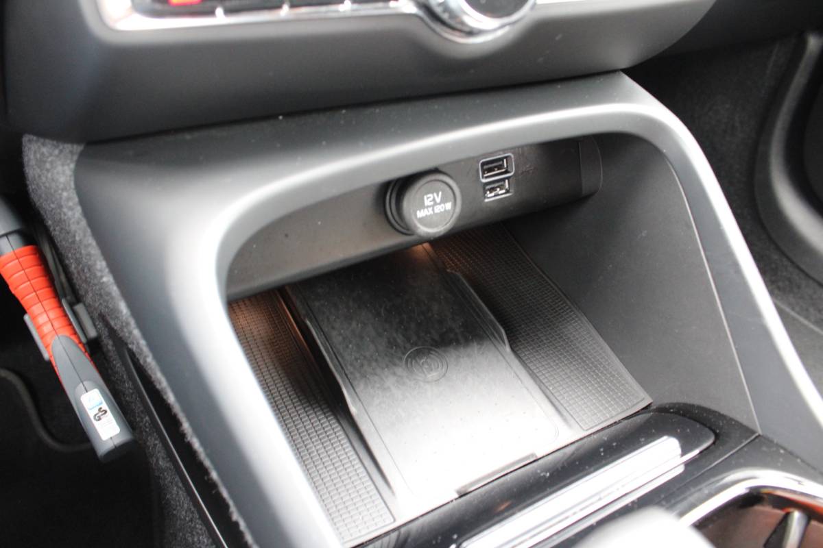 Volvo XC40 Volvo XC40 T4 211PK Automaat Plug-in hybrid Plus Bright | Trekhaak | El. Stoelen | Pilot Assist | Verw. Voorstoelen | BLIS | H&K Audio |