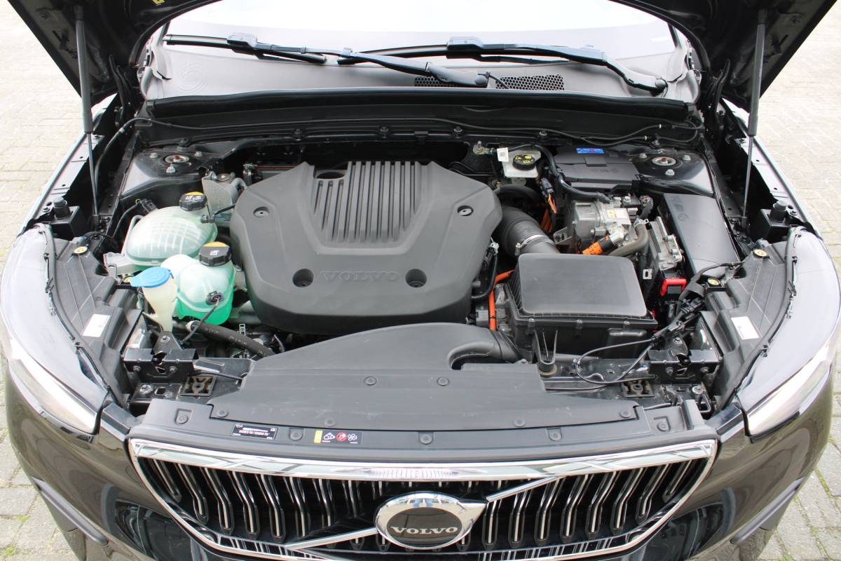 Volvo XC40 Volvo XC40 T4 211PK Automaat Plug-in hybrid Plus Bright | Trekhaak | El. Stoelen | Pilot Assist | Verw. Voorstoelen | BLIS | H&K Audio |