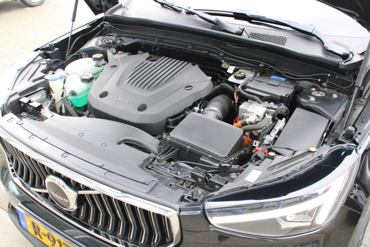 Volvo XC40 Volvo XC40 T4 211PK Automaat Plug-in hybrid Plus Bright | Trekhaak | El. Stoelen | Pilot Assist | Verw. Voorstoelen | BLIS | H&K Audio |