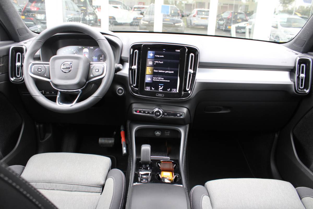 Volvo XC40 Volvo XC40 T4 211PK Automaat Plug-in hybrid Plus Bright | Trekhaak | El. Stoelen | Pilot Assist | Verw. Voorstoelen | BLIS | H&K Audio |