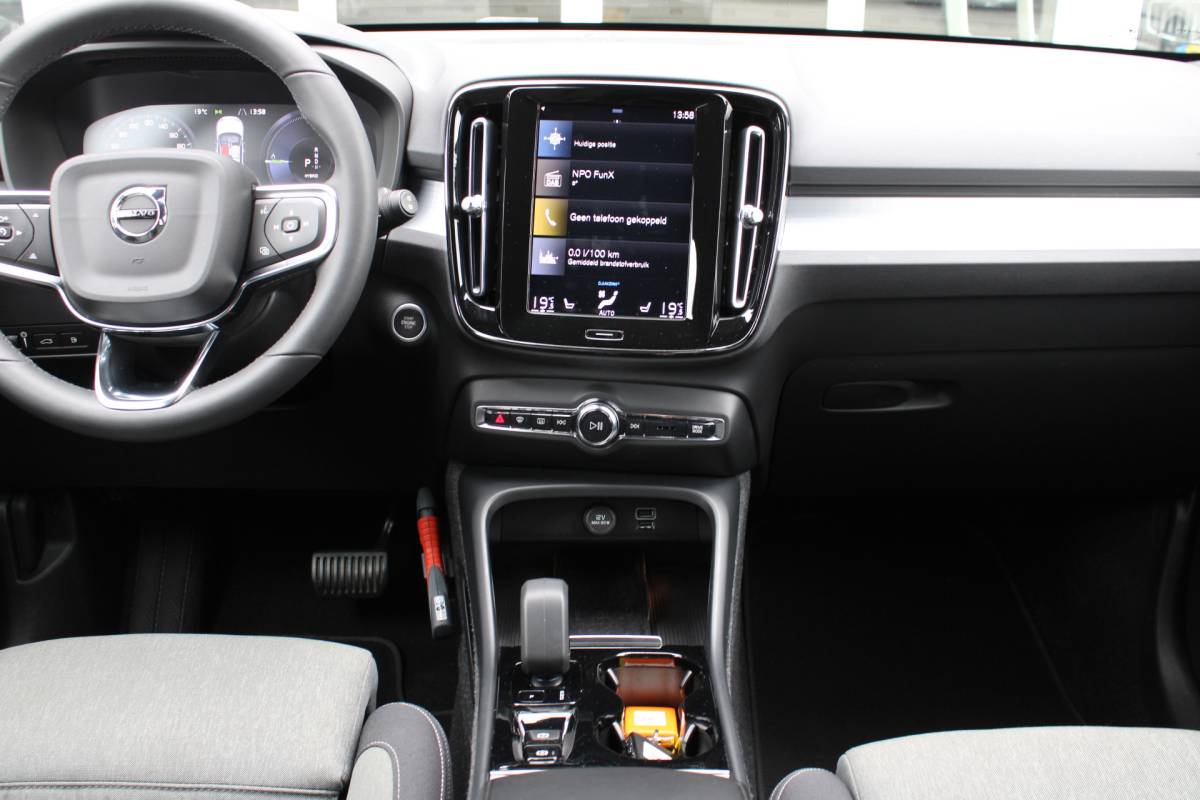 Volvo XC40 Volvo XC40 T4 211PK Automaat Plug-in hybrid Plus Bright | Trekhaak | El. Stoelen | Pilot Assist | Verw. Voorstoelen | BLIS | H&K Audio |