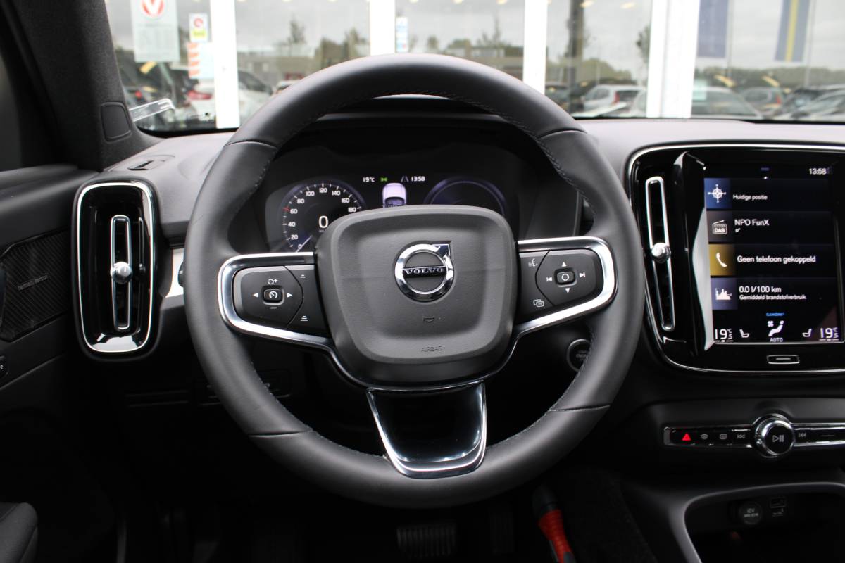 Volvo XC40 Volvo XC40 T4 211PK Automaat Plug-in hybrid Plus Bright | Trekhaak | El. Stoelen | Pilot Assist | Verw. Voorstoelen | BLIS | H&K Audio |