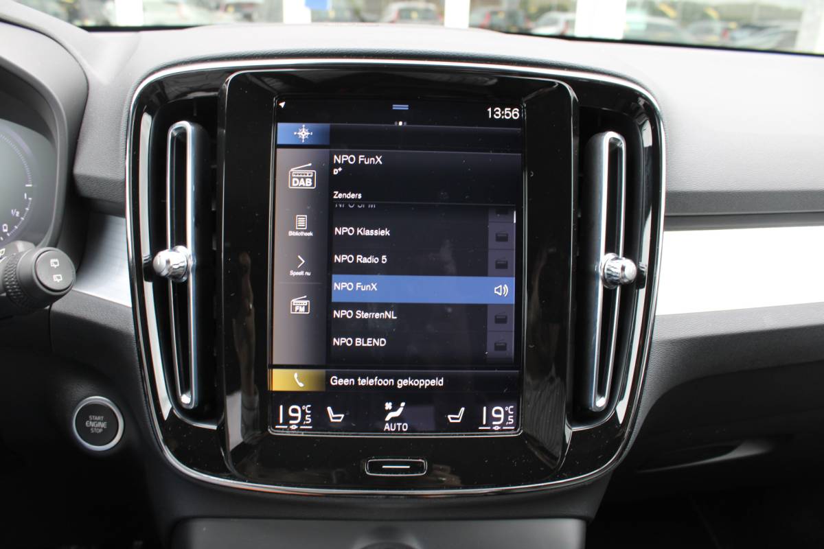 Volvo XC40 Volvo XC40 T4 211PK Automaat Plug-in hybrid Plus Bright | Trekhaak | El. Stoelen | Pilot Assist | Verw. Voorstoelen | BLIS | H&K Audio |