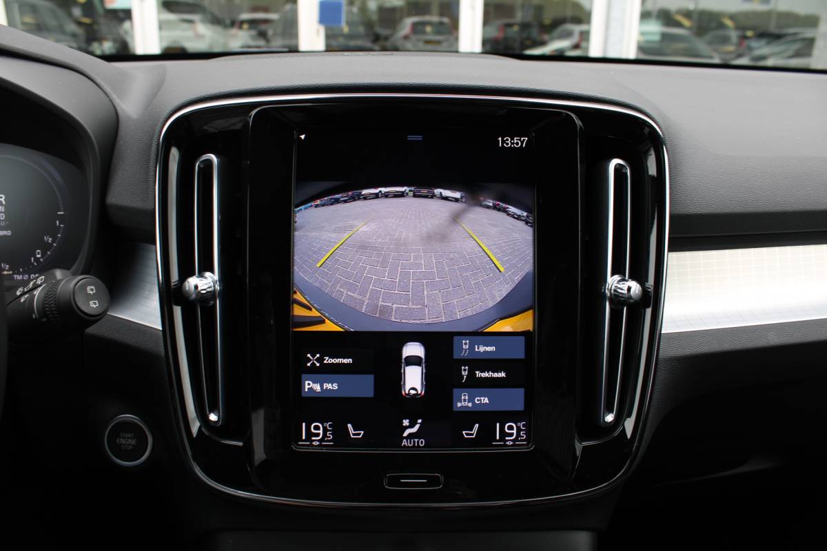 Volvo XC40 Volvo XC40 T4 211PK Automaat Plug-in hybrid Plus Bright | Trekhaak | El. Stoelen | Pilot Assist | Verw. Voorstoelen | BLIS | H&K Audio |