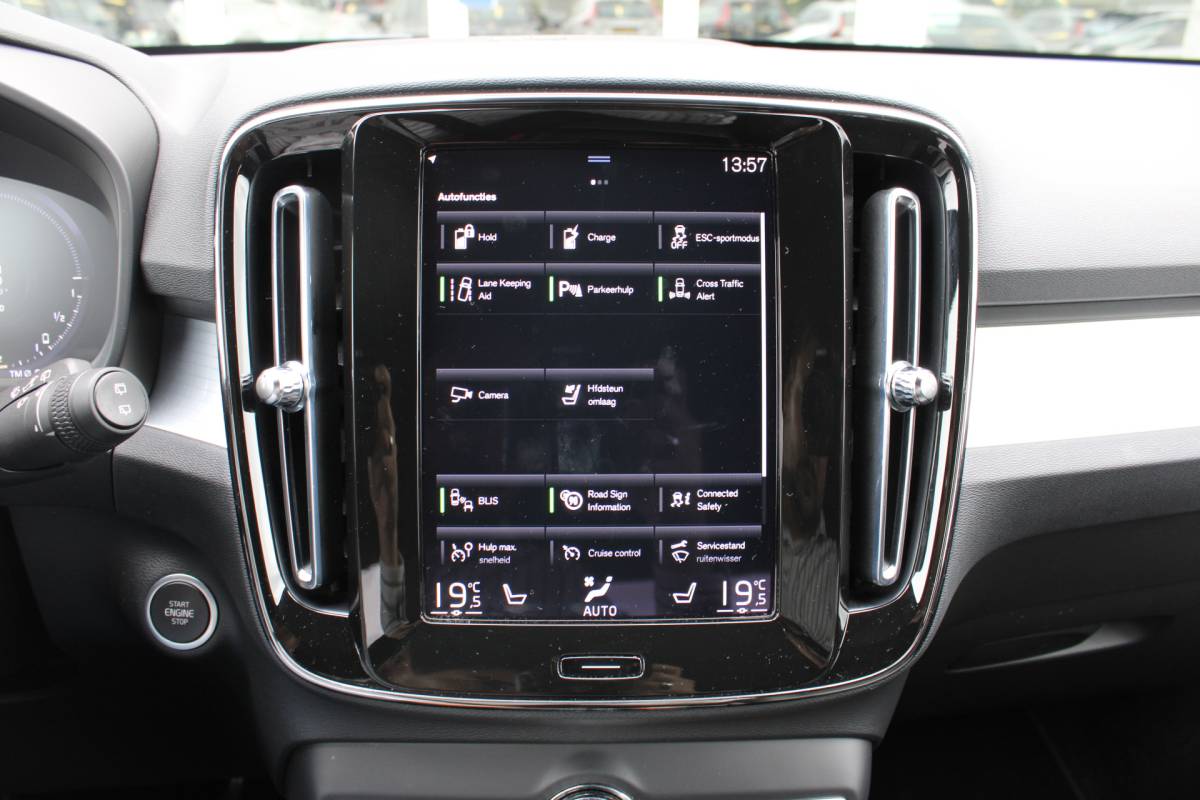 Volvo XC40 Volvo XC40 T4 211PK Automaat Plug-in hybrid Plus Bright | Trekhaak | El. Stoelen | Pilot Assist | Verw. Voorstoelen | BLIS | H&K Audio |