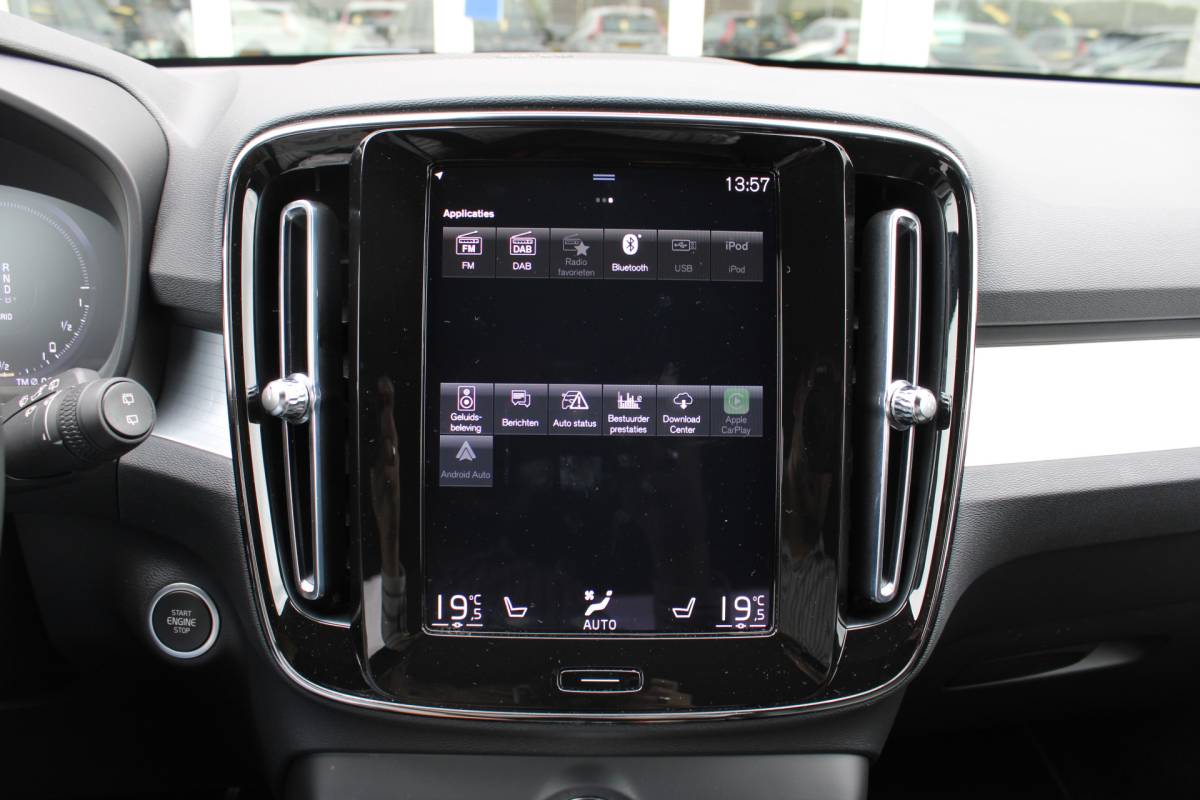 Volvo XC40 Volvo XC40 T4 211PK Automaat Plug-in hybrid Plus Bright | Trekhaak | El. Stoelen | Pilot Assist | Verw. Voorstoelen | BLIS | H&K Audio |