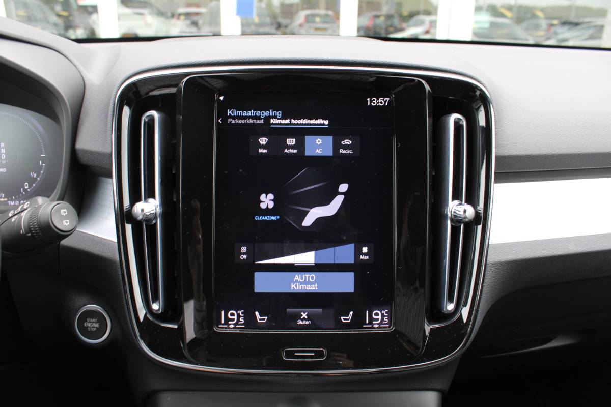 Volvo XC40 Volvo XC40 T4 211PK Automaat Plug-in hybrid Plus Bright | Trekhaak | El. Stoelen | Pilot Assist | Verw. Voorstoelen | BLIS | H&K Audio |