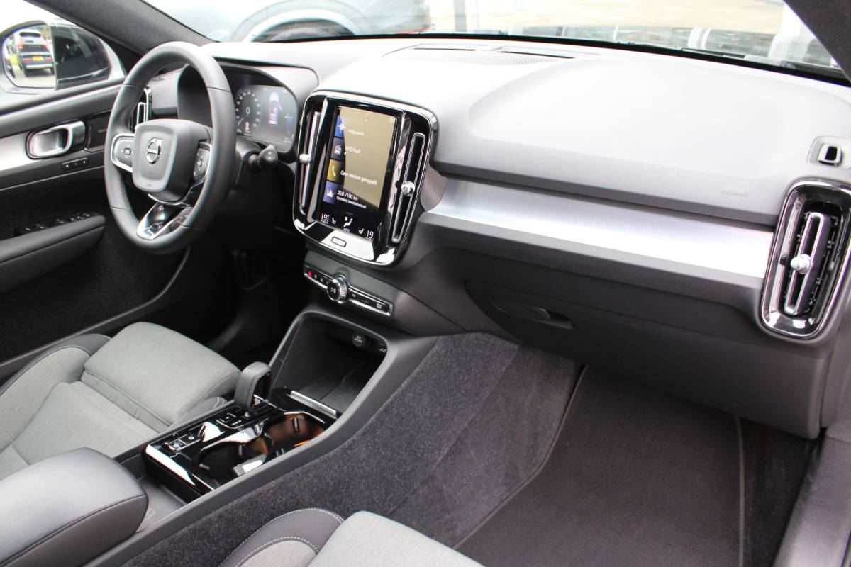 Volvo XC40 Volvo XC40 T4 211PK Automaat Plug-in hybrid Plus Bright | Trekhaak | El. Stoelen | Pilot Assist | Verw. Voorstoelen | BLIS | H&K Audio |