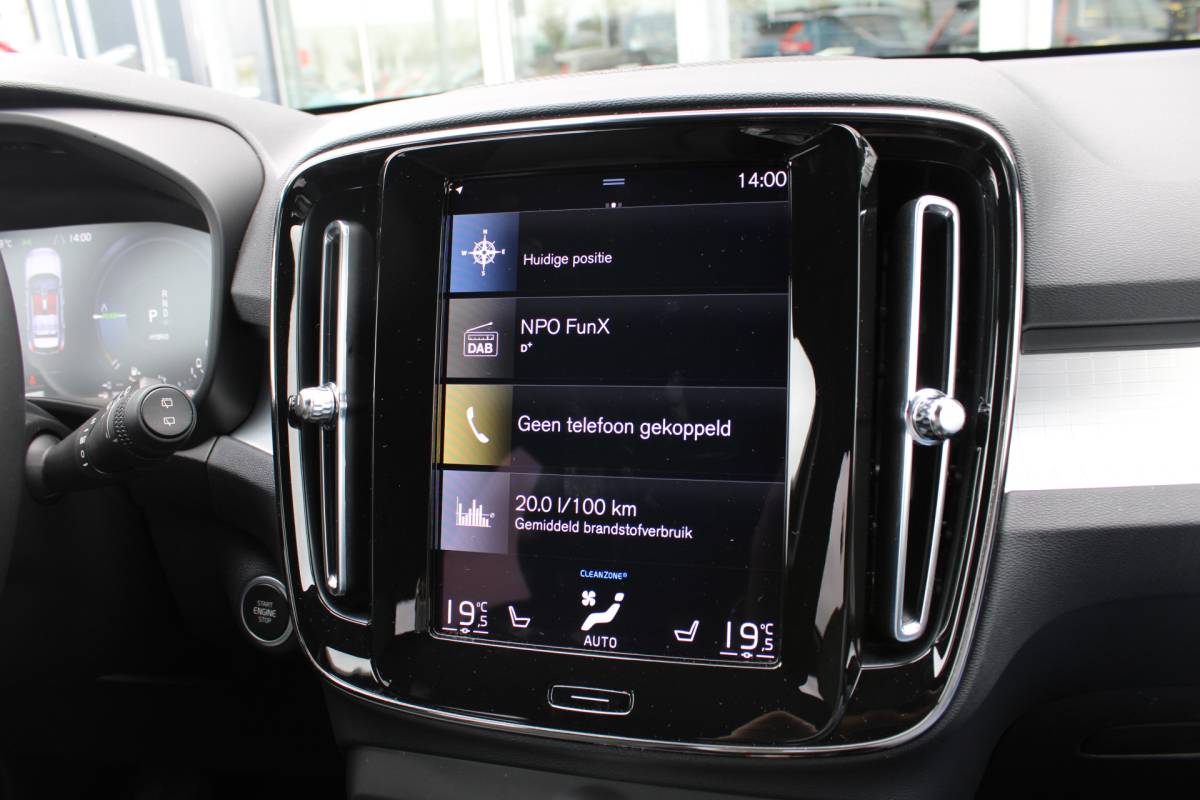 Volvo XC40 Volvo XC40 T4 211PK Automaat Plug-in hybrid Plus Bright | Trekhaak | El. Stoelen | Pilot Assist | Verw. Voorstoelen | BLIS | H&K Audio |