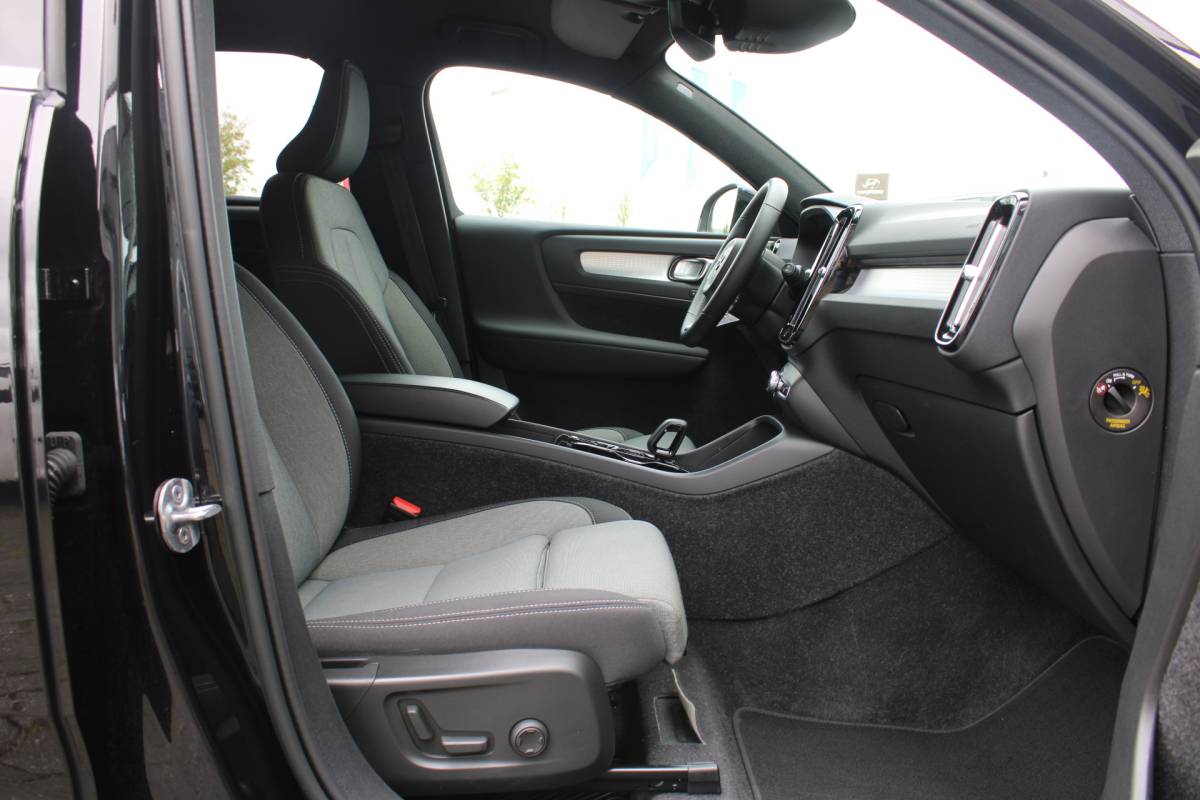 Volvo XC40 Volvo XC40 T4 211PK Automaat Plug-in hybrid Plus Bright | Trekhaak | El. Stoelen | Pilot Assist | Verw. Voorstoelen | BLIS | H&K Audio |