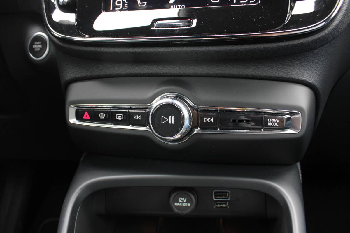 Volvo XC40 Volvo XC40 T4 211PK Automaat Plug-in hybrid Plus Bright | Trekhaak | El. Stoelen | Pilot Assist | Verw. Voorstoelen | BLIS | H&K Audio |