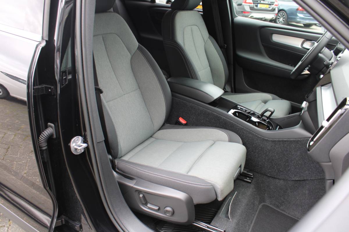Volvo XC40 Volvo XC40 T4 211PK Automaat Plug-in hybrid Plus Bright | Trekhaak | El. Stoelen | Pilot Assist | Verw. Voorstoelen | BLIS | H&K Audio |