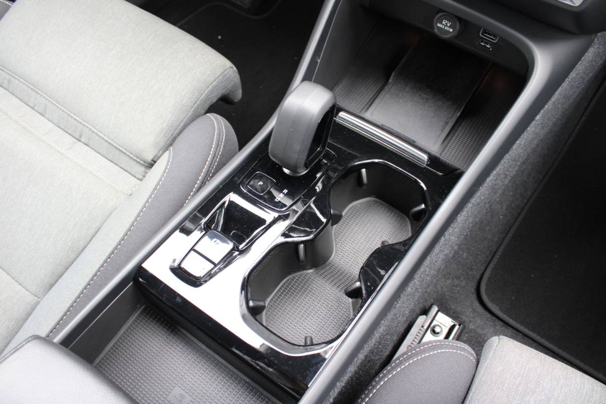 Volvo XC40 Volvo XC40 T4 211PK Automaat Plug-in hybrid Plus Bright | Trekhaak | El. Stoelen | Pilot Assist | Verw. Voorstoelen | BLIS | H&K Audio |