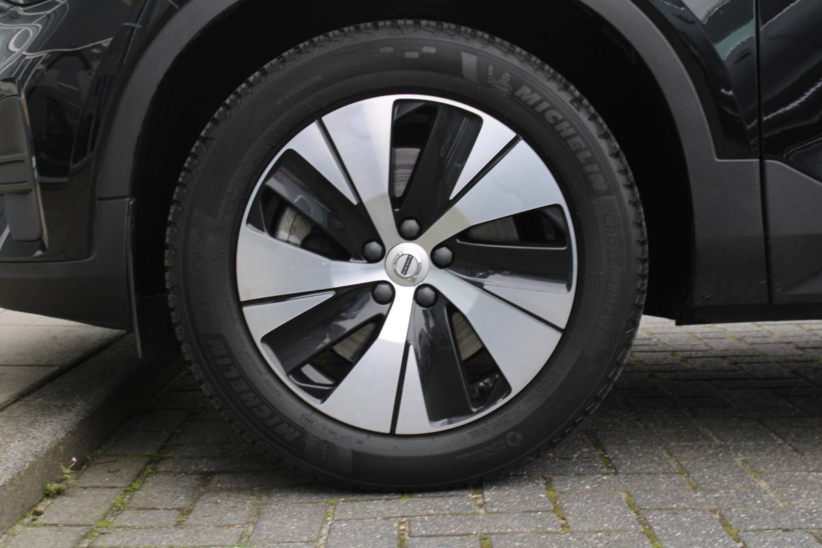 Volvo XC40 Volvo XC40 T4 211PK Automaat Plug-in hybrid Plus Bright | Trekhaak | El. Stoelen | Pilot Assist | Verw. Voorstoelen | BLIS | H&K Audio |