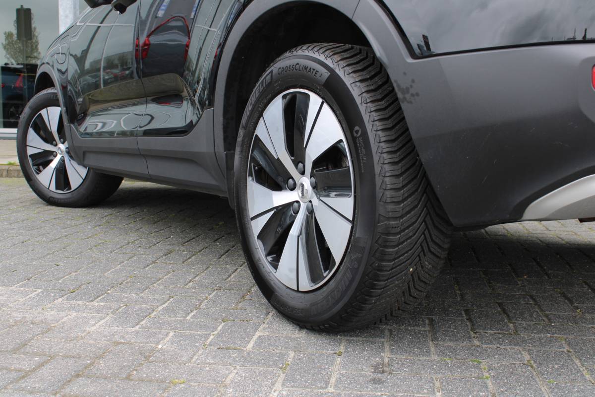 Volvo XC40 Volvo XC40 T4 211PK Automaat Plug-in hybrid Plus Bright | Trekhaak | El. Stoelen | Pilot Assist | Verw. Voorstoelen | BLIS | H&K Audio |