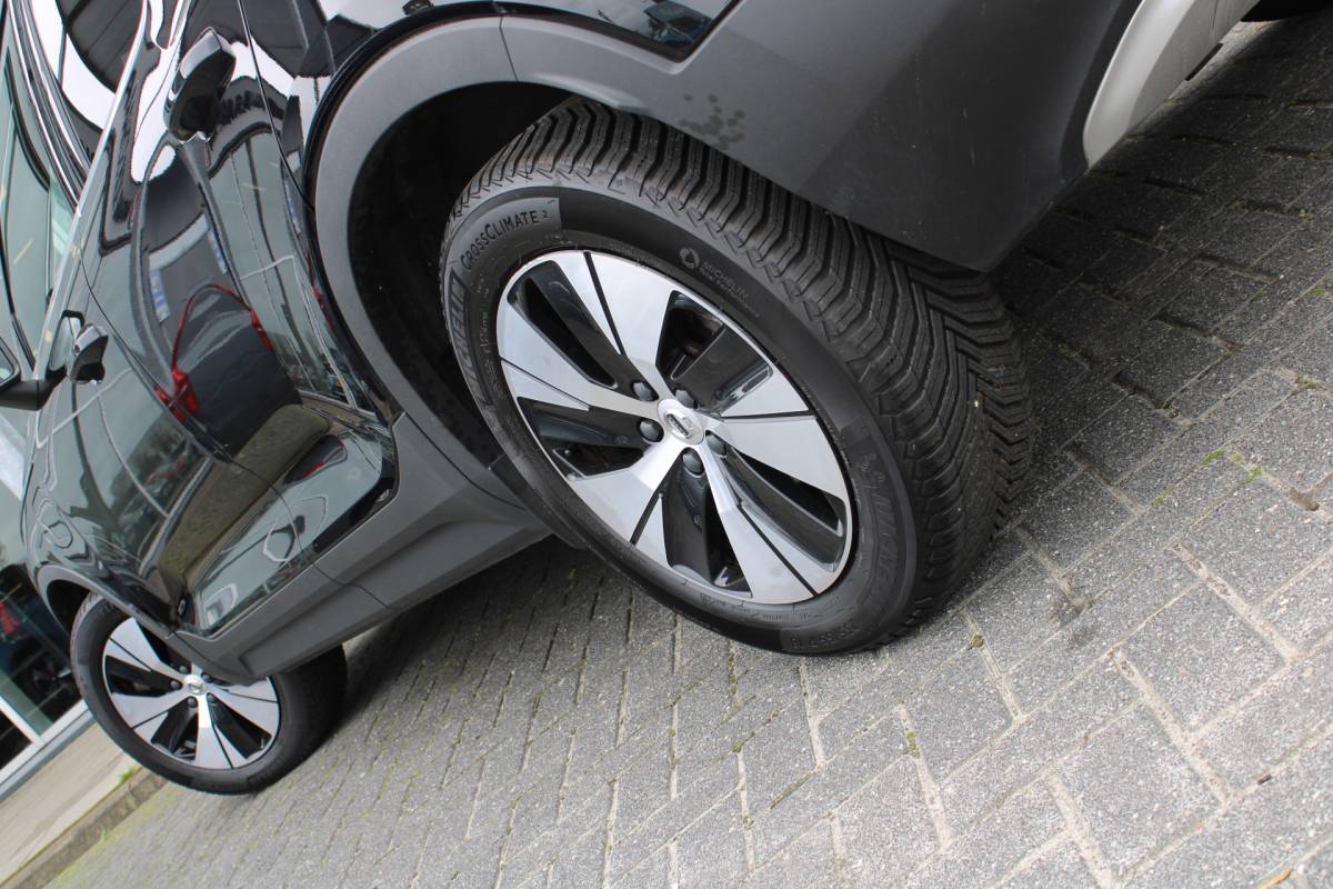 Volvo XC40 Volvo XC40 T4 211PK Automaat Plug-in hybrid Plus Bright | Trekhaak | El. Stoelen | Pilot Assist | Verw. Voorstoelen | BLIS | H&K Audio |