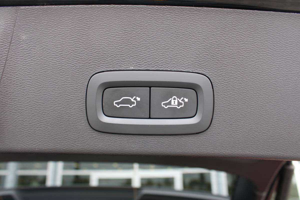 Volvo XC40 Volvo XC40 T4 211PK Automaat Plug-in hybrid Plus Bright | Trekhaak | El. Stoelen | Pilot Assist | Verw. Voorstoelen | BLIS | H&K Audio |