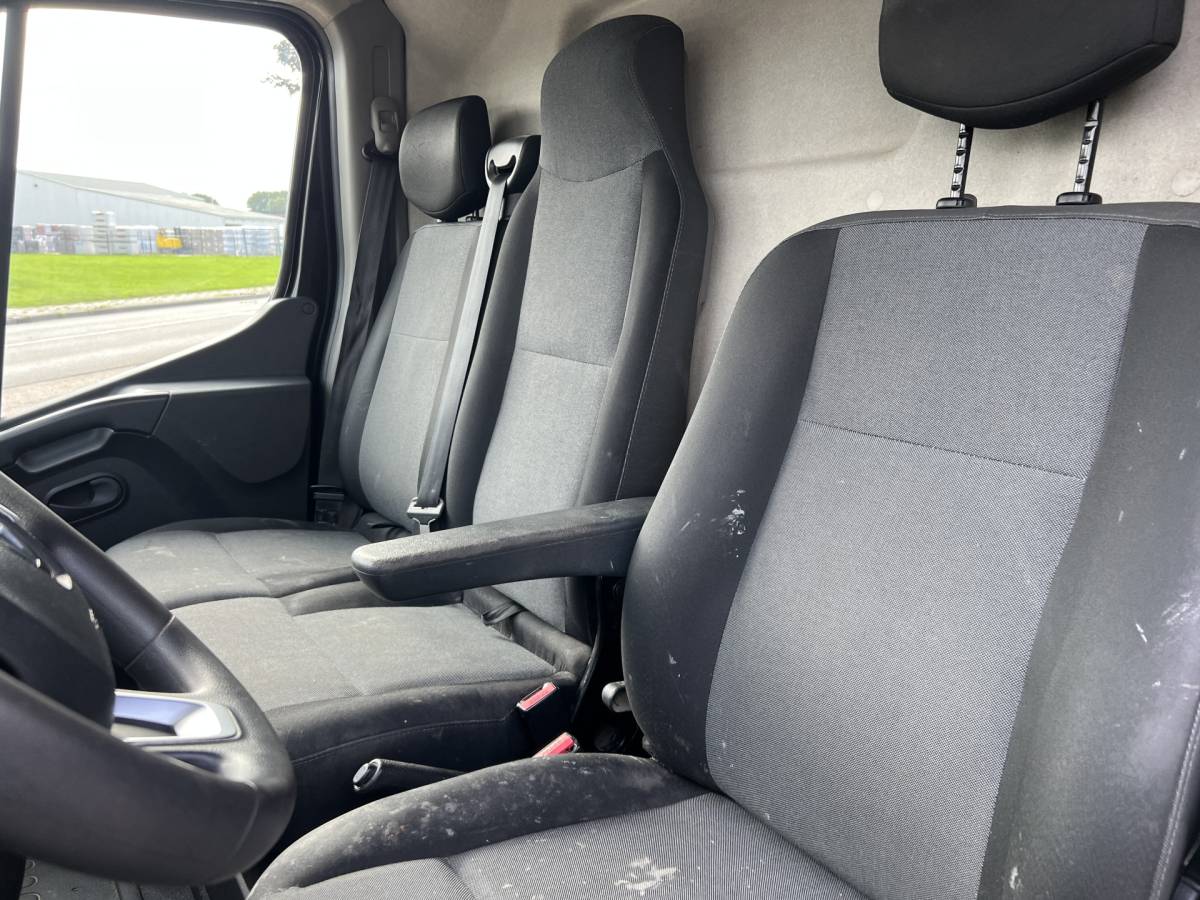 Renault Master Renault Master T35 2.3 dCi 135 L2H2 Work Edition