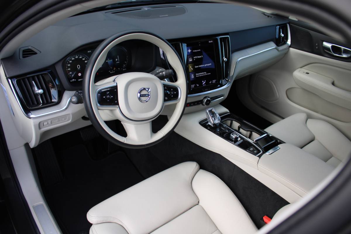Volvo V60 Volvo V60 T6 Recharge AWD Inscription | H&K audio | Camera achter | Climate | Memory seat | verwarmd stuurwiel/voorstoelen |