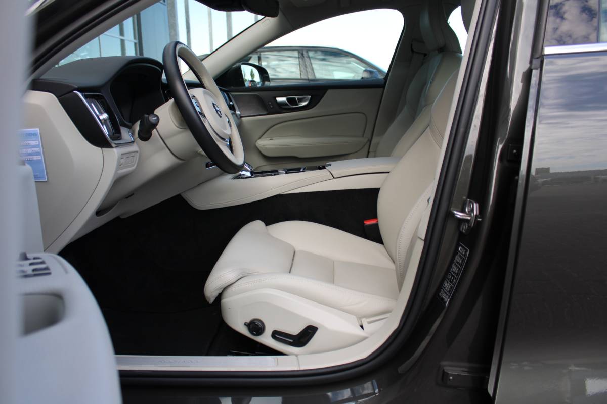 Volvo V60 Volvo V60 T6 Recharge AWD Inscription | H&K audio | Camera achter | Climate | Memory seat | verwarmd stuurwiel/voorstoelen |