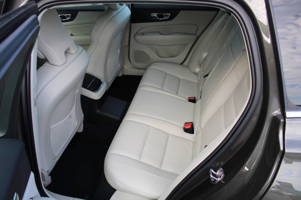 Volvo V60 Volvo V60 T6 Recharge AWD Inscription | H&K audio | Camera achter | Climate | Memory seat | verwarmd stuurwiel/voorstoelen |
