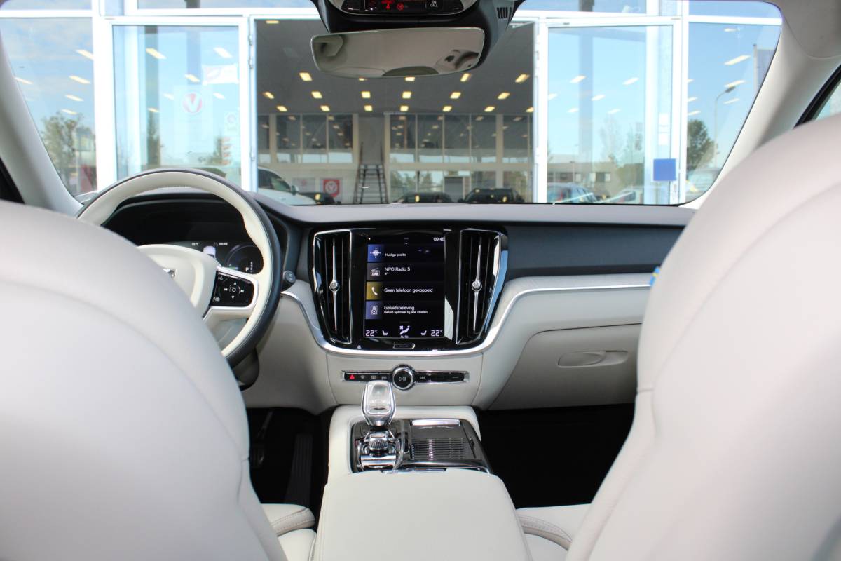 Volvo V60 Volvo V60 T6 Recharge AWD Inscription | H&K audio | Camera achter | Climate | Memory seat | verwarmd stuurwiel/voorstoelen |