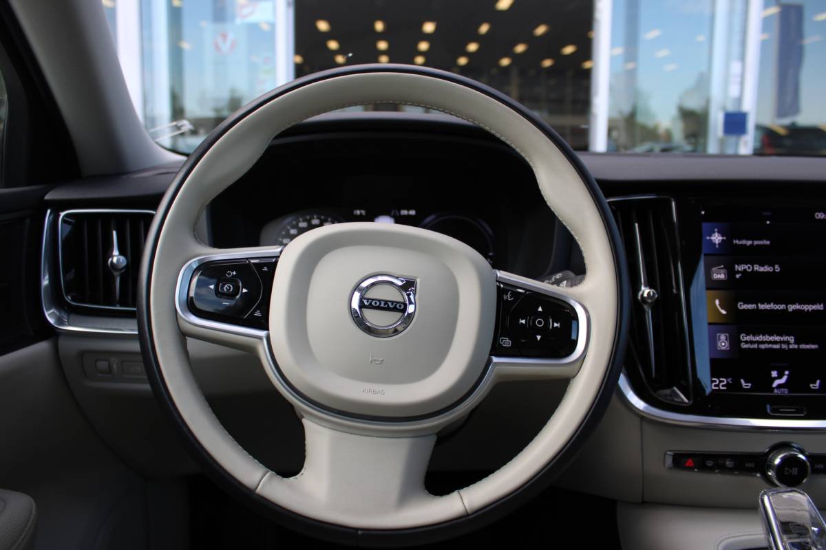 Volvo V60 Volvo V60 T6 Recharge AWD Inscription | H&K audio | Camera achter | Climate | Memory seat | verwarmd stuurwiel/voorstoelen |