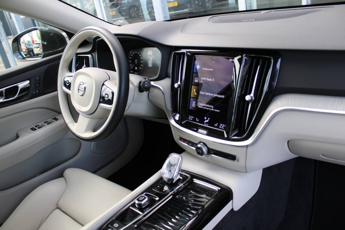 Volvo V60 Volvo V60 T6 Recharge AWD Inscription | H&K audio | Camera achter | Climate | Memory seat | verwarmd stuurwiel/voorstoelen |
