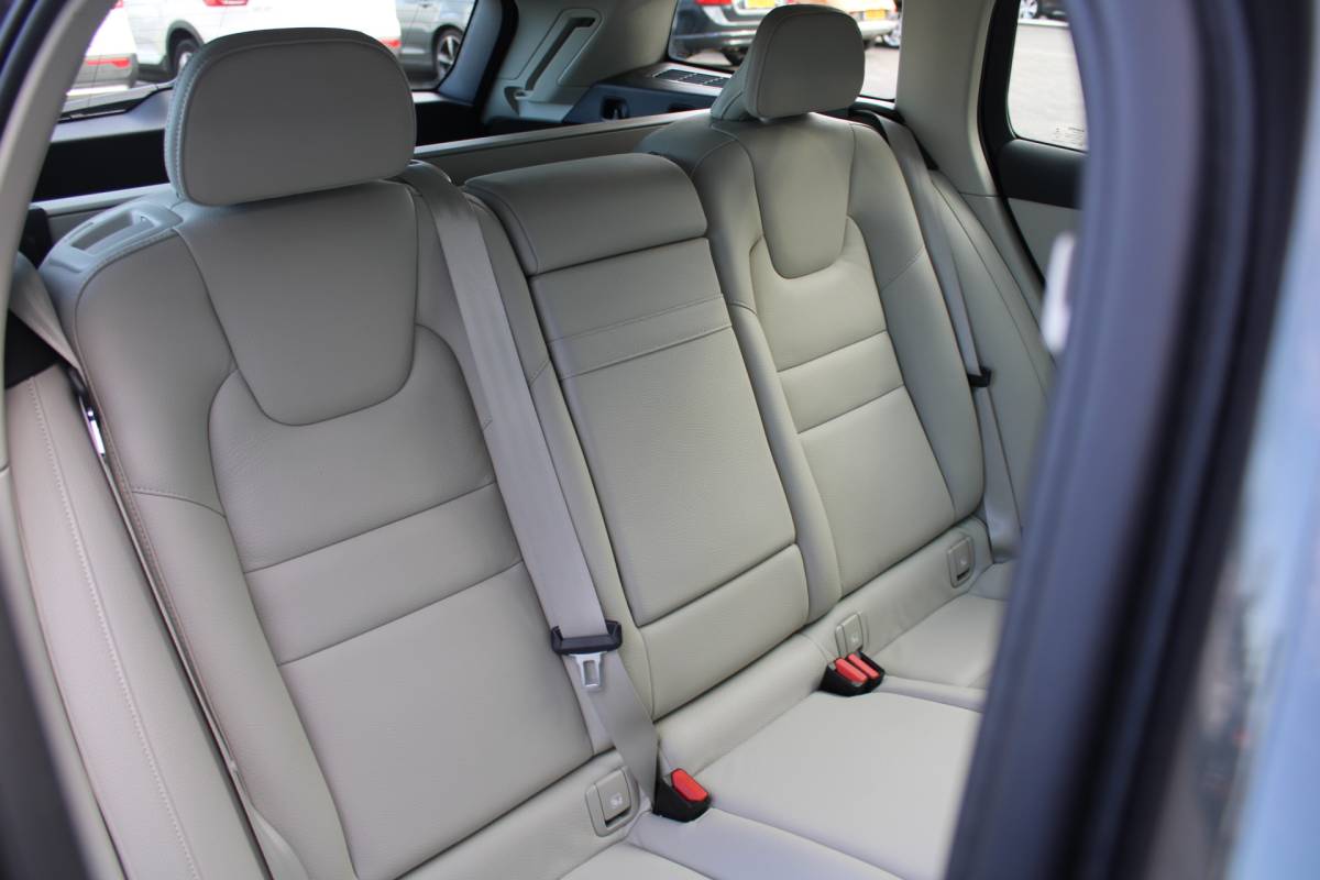 Volvo V60 Volvo V60 T6 Recharge AWD Inscription | H&K audio | Camera achter | Climate | Memory seat | verwarmd stuurwiel/voorstoelen |