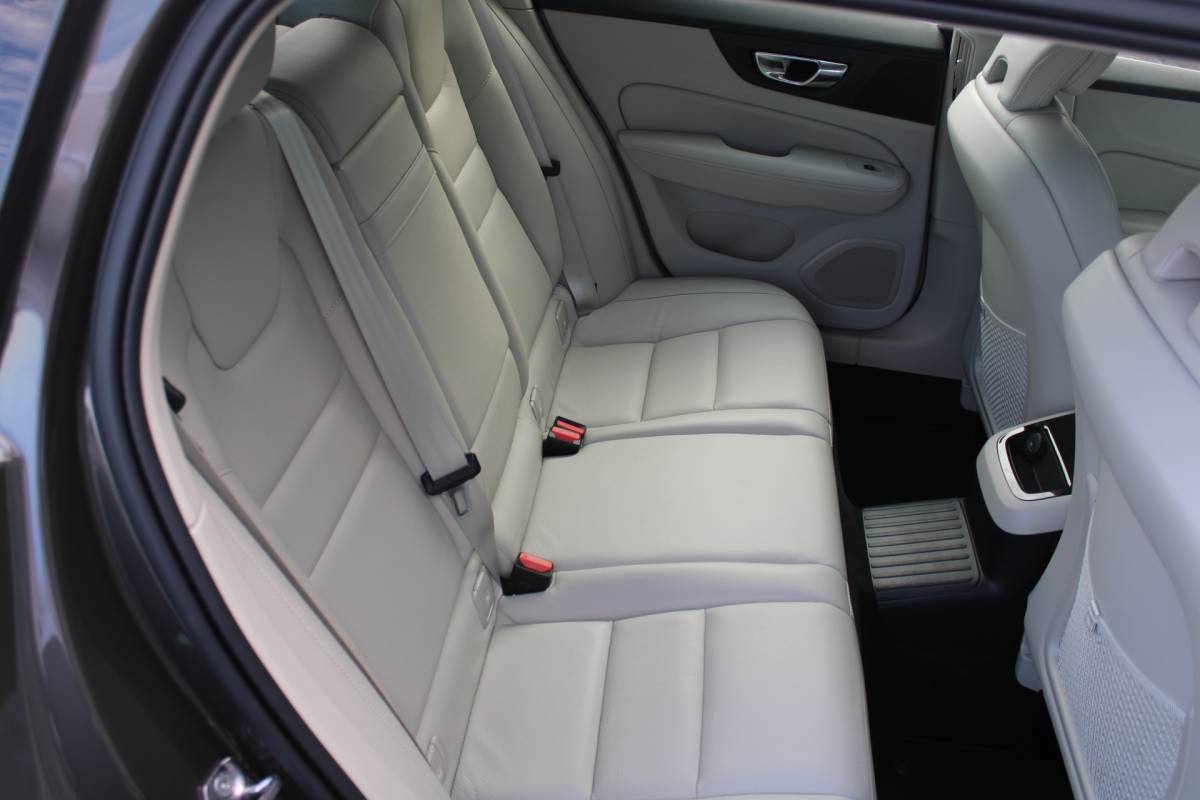 Volvo V60 Volvo V60 T6 Recharge AWD Inscription | H&K audio | Camera achter | Climate | Memory seat | verwarmd stuurwiel/voorstoelen |