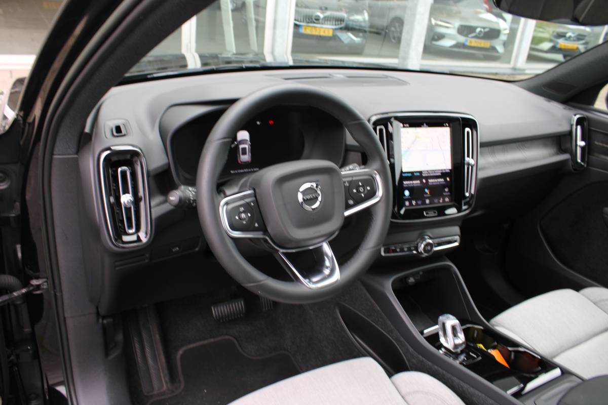 Volvo XC40 Volvo XC40 232PK Recharge Ultimate 70 kWh | Schuif/kanteldak | H&K Audio | El. stoelen | Pilot Assist | 360 Camera |