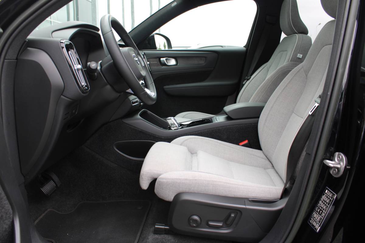 Volvo XC40 Volvo XC40 232PK Recharge Ultimate 70 kWh | Schuif/kanteldak | H&K Audio | El. stoelen | Pilot Assist | 360 Camera |