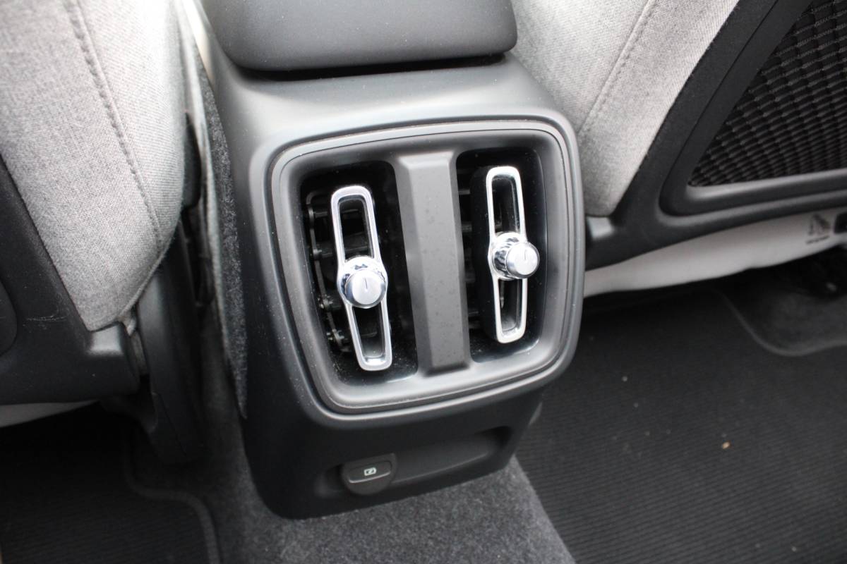 Volvo XC40 Volvo XC40 232PK Recharge Ultimate 70 kWh | Schuif/kanteldak | H&K Audio | El. stoelen | Pilot Assist | 360 Camera |