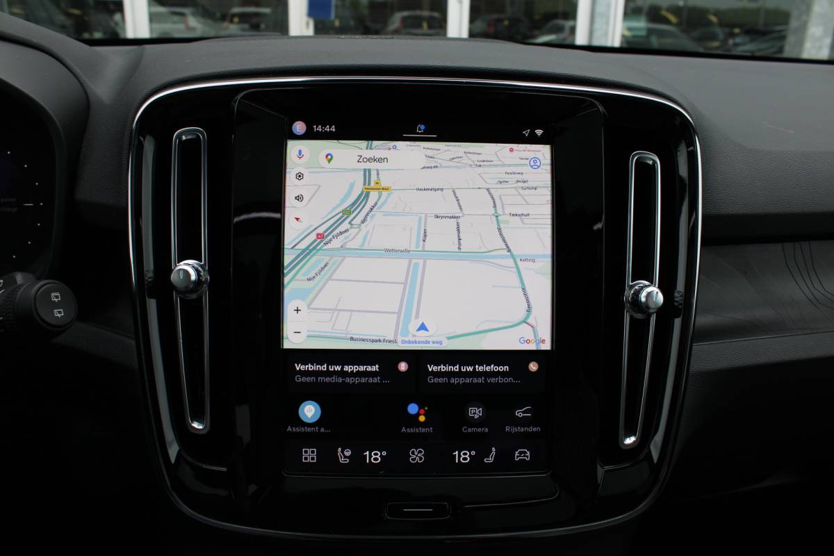 Volvo XC40 Volvo XC40 232PK Recharge Ultimate 70 kWh | Schuif/kanteldak | H&K Audio | El. stoelen | Pilot Assist | 360 Camera |