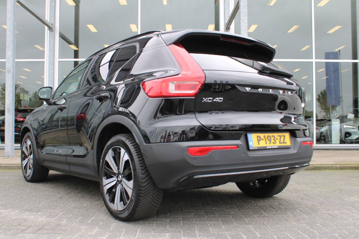 Volvo XC40 Volvo XC40 232PK Recharge Ultimate 70 kWh | Schuif/kanteldak | H&K Audio | El. stoelen | Pilot Assist | 360 Camera |