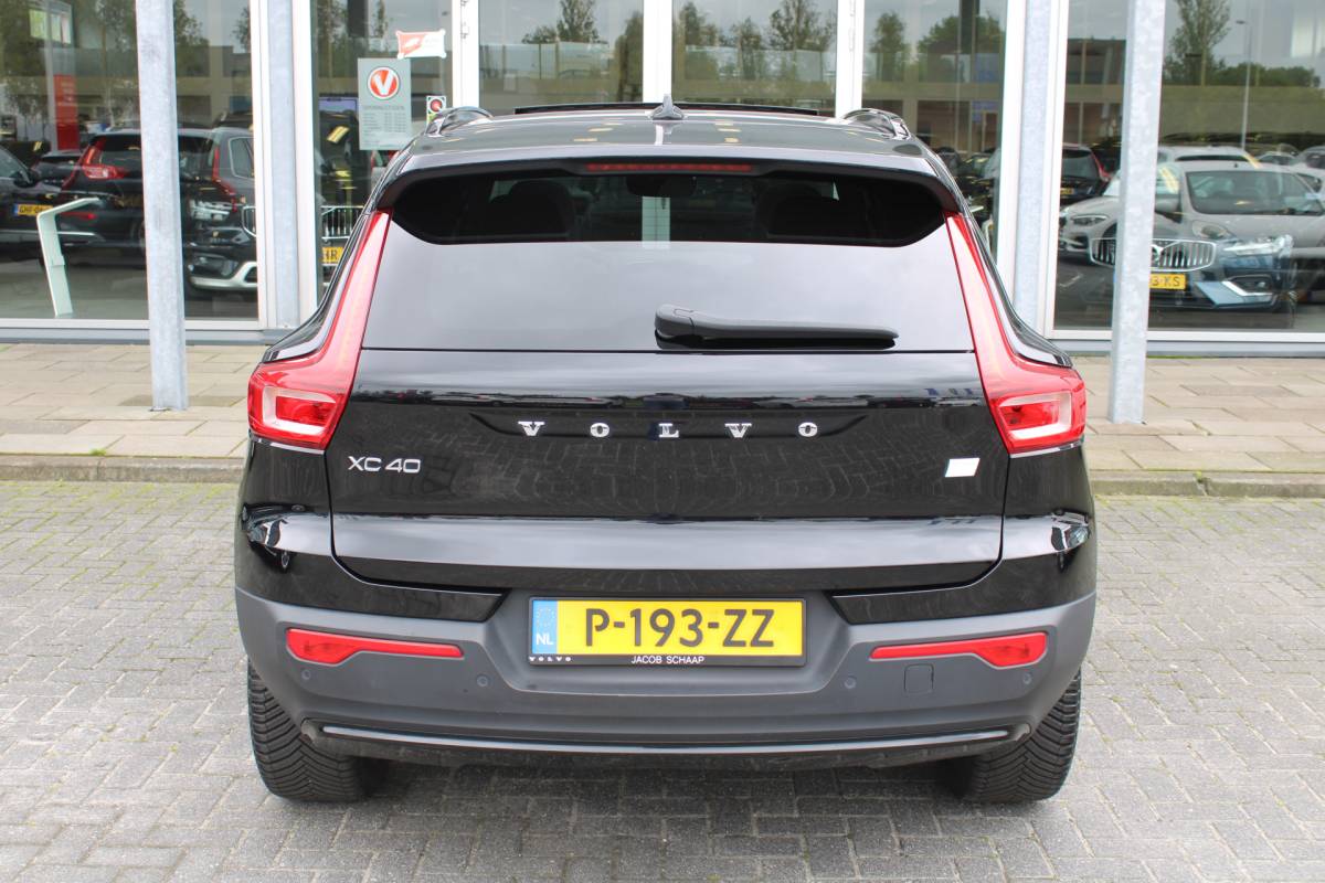 Volvo XC40 Volvo XC40 232PK Recharge Ultimate 70 kWh | Schuif/kanteldak | H&K Audio | El. stoelen | Pilot Assist | 360 Camera |
