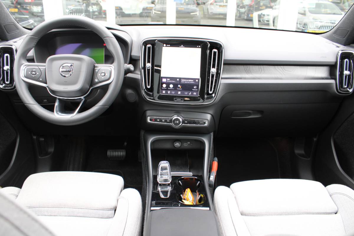 Volvo XC40 Volvo XC40 232PK Recharge Ultimate 70 kWh | Schuif/kanteldak | H&K Audio | El. stoelen | Pilot Assist | 360 Camera |