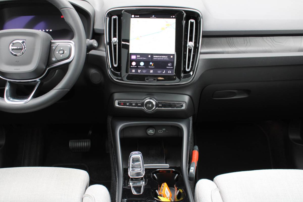 Volvo XC40 Volvo XC40 232PK Recharge Ultimate 70 kWh | Schuif/kanteldak | H&K Audio | El. stoelen | Pilot Assist | 360 Camera |