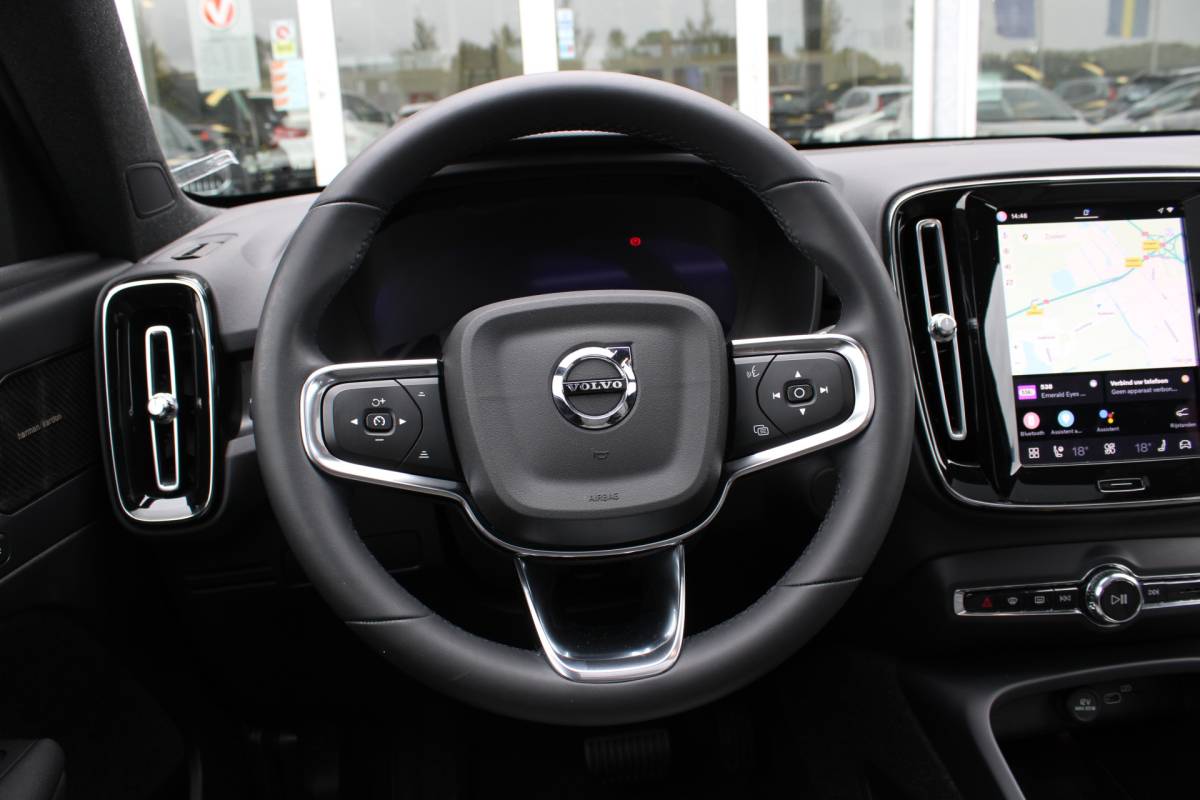 Volvo XC40 Volvo XC40 232PK Recharge Ultimate 70 kWh | Schuif/kanteldak | H&K Audio | El. stoelen | Pilot Assist | 360 Camera |