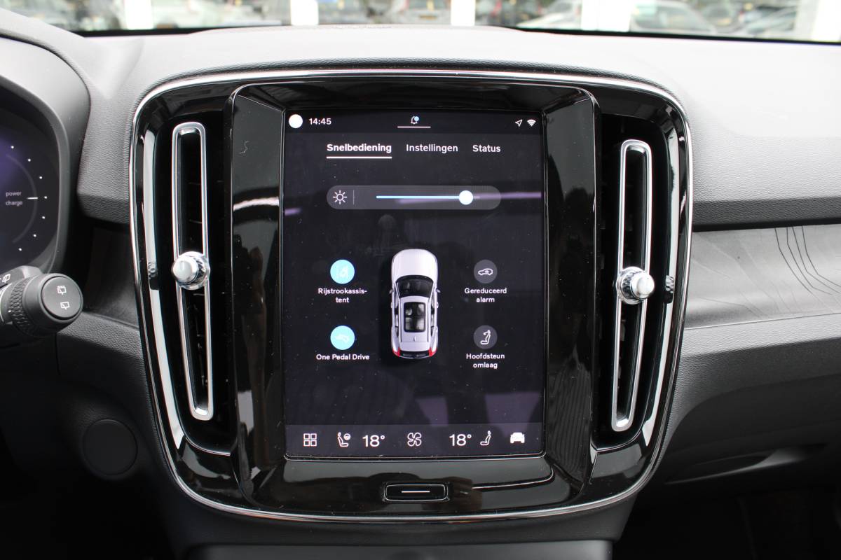Volvo XC40 Volvo XC40 232PK Recharge Ultimate 70 kWh | Schuif/kanteldak | H&K Audio | El. stoelen | Pilot Assist | 360 Camera |
