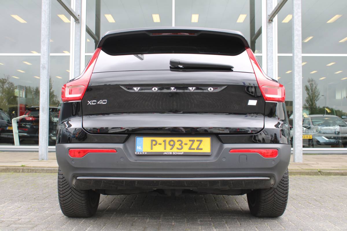 Volvo XC40 Volvo XC40 232PK Recharge Ultimate 70 kWh | Schuif/kanteldak | H&K Audio | El. stoelen | Pilot Assist | 360 Camera |