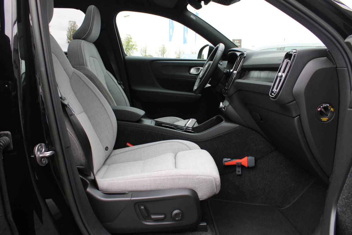 Volvo XC40 Volvo XC40 232PK Recharge Ultimate 70 kWh | Schuif/kanteldak | H&K Audio | El. stoelen | Pilot Assist | 360 Camera |