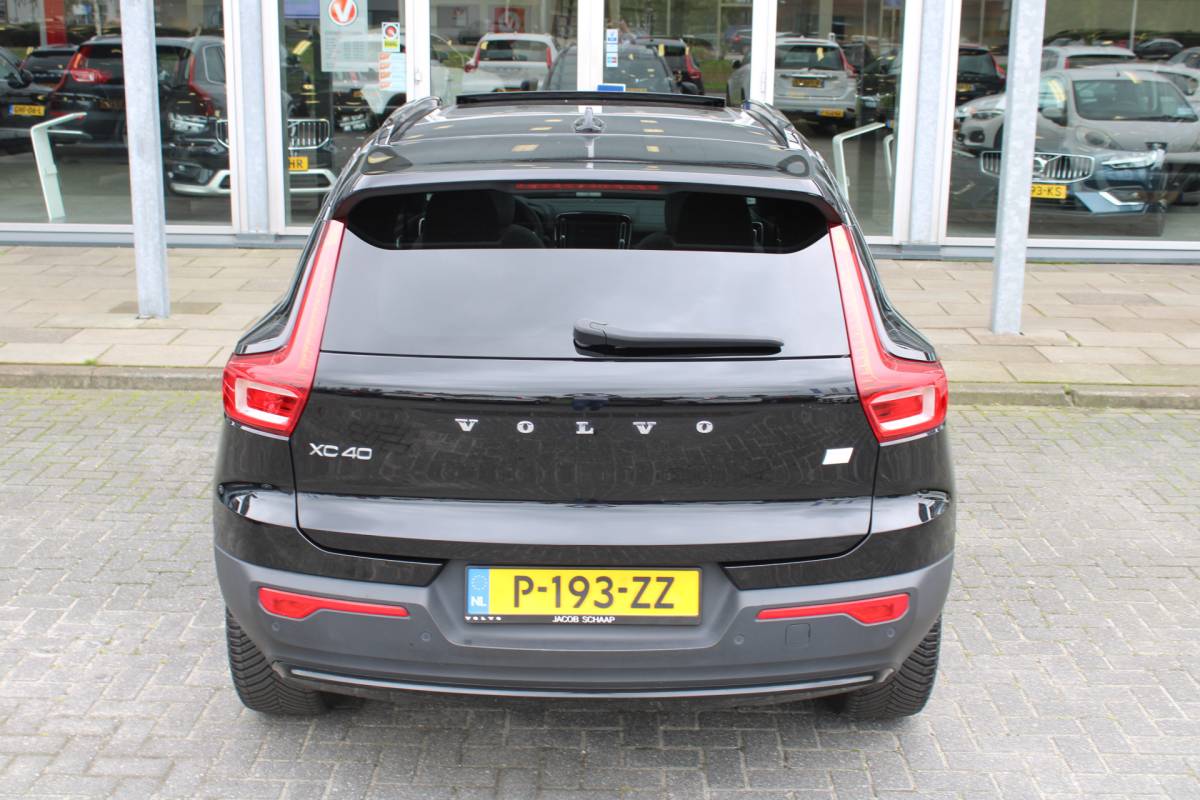 Volvo XC40 Volvo XC40 232PK Recharge Ultimate 70 kWh | Schuif/kanteldak | H&K Audio | El. stoelen | Pilot Assist | 360 Camera |