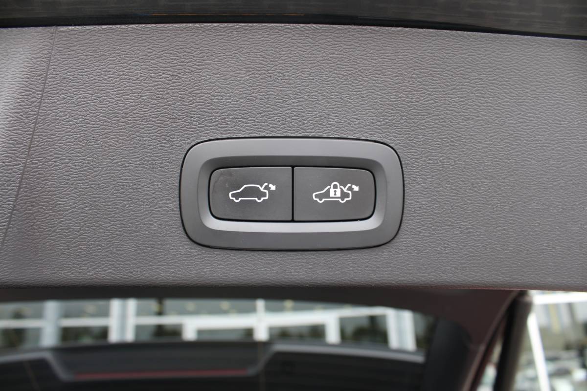 Volvo XC40 Volvo XC40 232PK Recharge Ultimate 70 kWh | Schuif/kanteldak | H&K Audio | El. stoelen | Pilot Assist | 360 Camera |