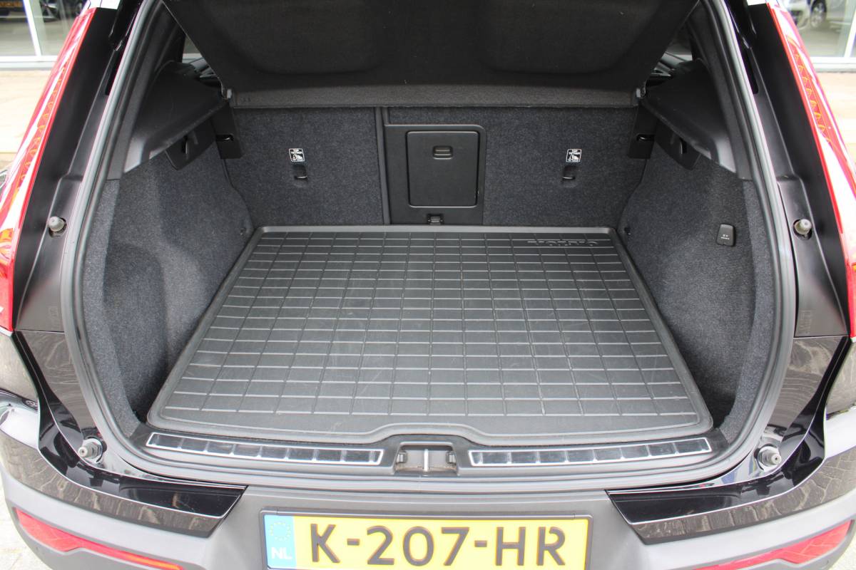 Volvo XC40 Volvo XC40 T3 164PK Automaat Inscription | Styling Kit | 360 Camera | 21″ LM Velgen | Verw. Voorstoelen & Achterbank | H&K Audio |