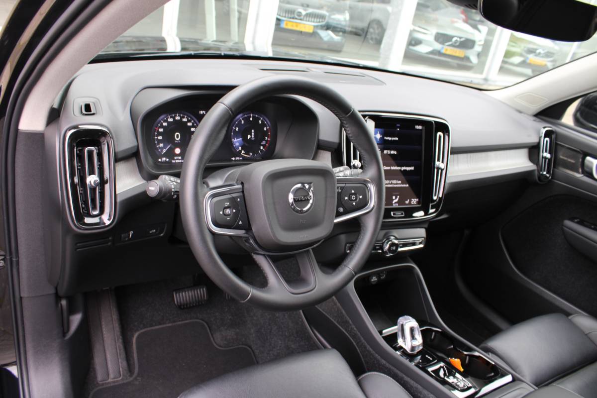 Volvo XC40 Volvo XC40 T3 164PK Automaat Inscription | Styling Kit | 360 Camera | 21″ LM Velgen | Verw. Voorstoelen & Achterbank | H&K Audio |