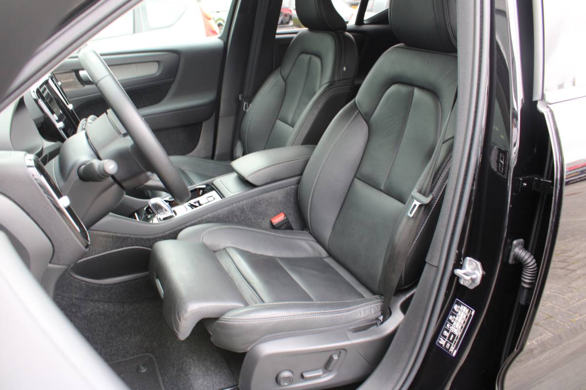 Volvo XC40 Volvo XC40 T3 164PK Automaat Inscription | Styling Kit | 360 Camera | 21″ LM Velgen | Verw. Voorstoelen & Achterbank | H&K Audio |