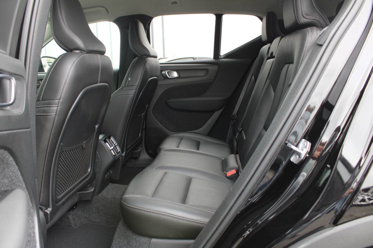 Volvo XC40 Volvo XC40 T3 164PK Automaat Inscription | Styling Kit | 360 Camera | 21″ LM Velgen | Verw. Voorstoelen & Achterbank | H&K Audio |