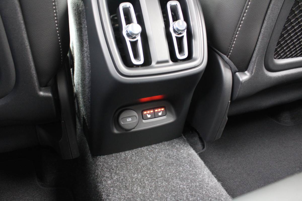 Volvo XC40 Volvo XC40 T3 164PK Automaat Inscription | Styling Kit | 360 Camera | 21″ LM Velgen | Verw. Voorstoelen & Achterbank | H&K Audio |