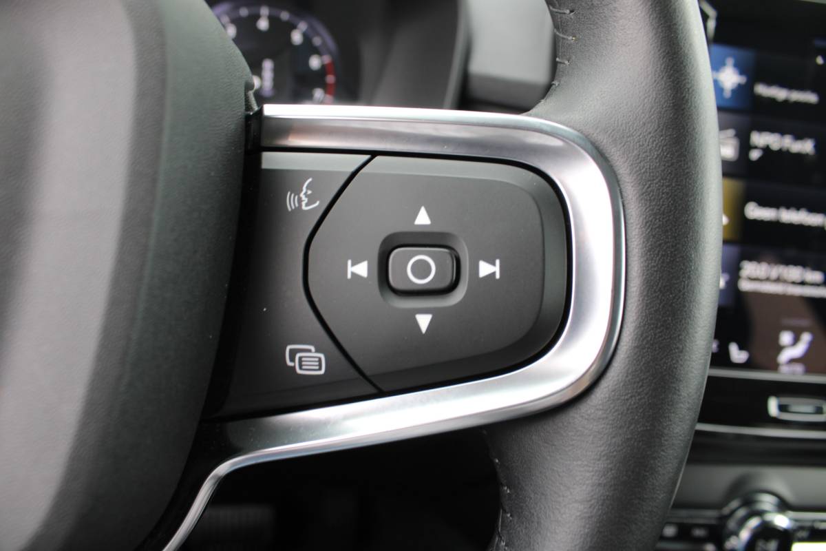 Volvo XC40 Volvo XC40 T3 164PK Automaat Inscription | Styling Kit | 360 Camera | 21″ LM Velgen | Verw. Voorstoelen & Achterbank | H&K Audio |